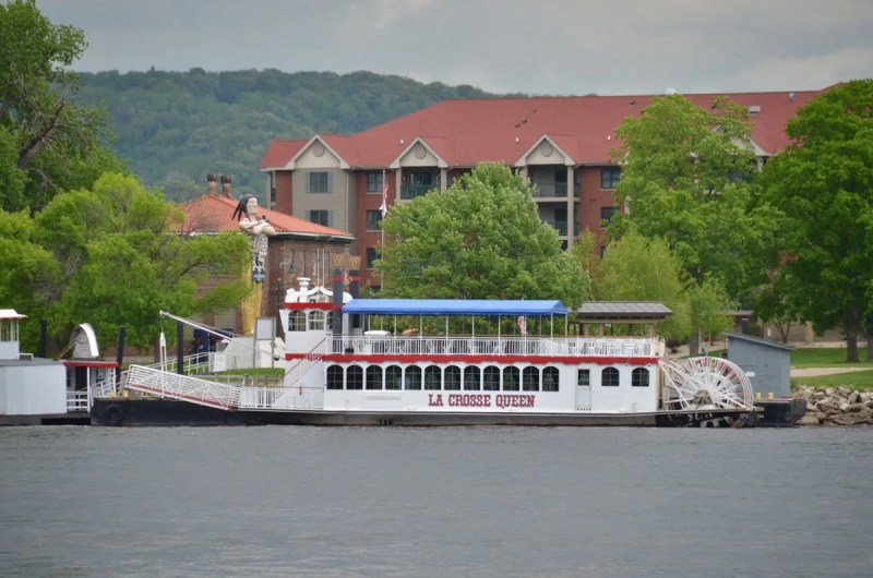 La Crosse Queen 2 by Preamtip Satasuk