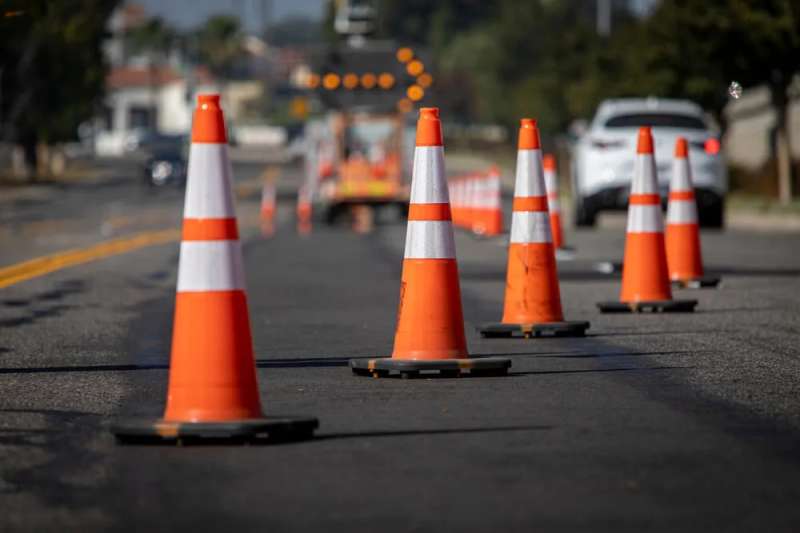 Traffic,Cones,On,Road,With,Electronic,Arrow,Pointing,To,The