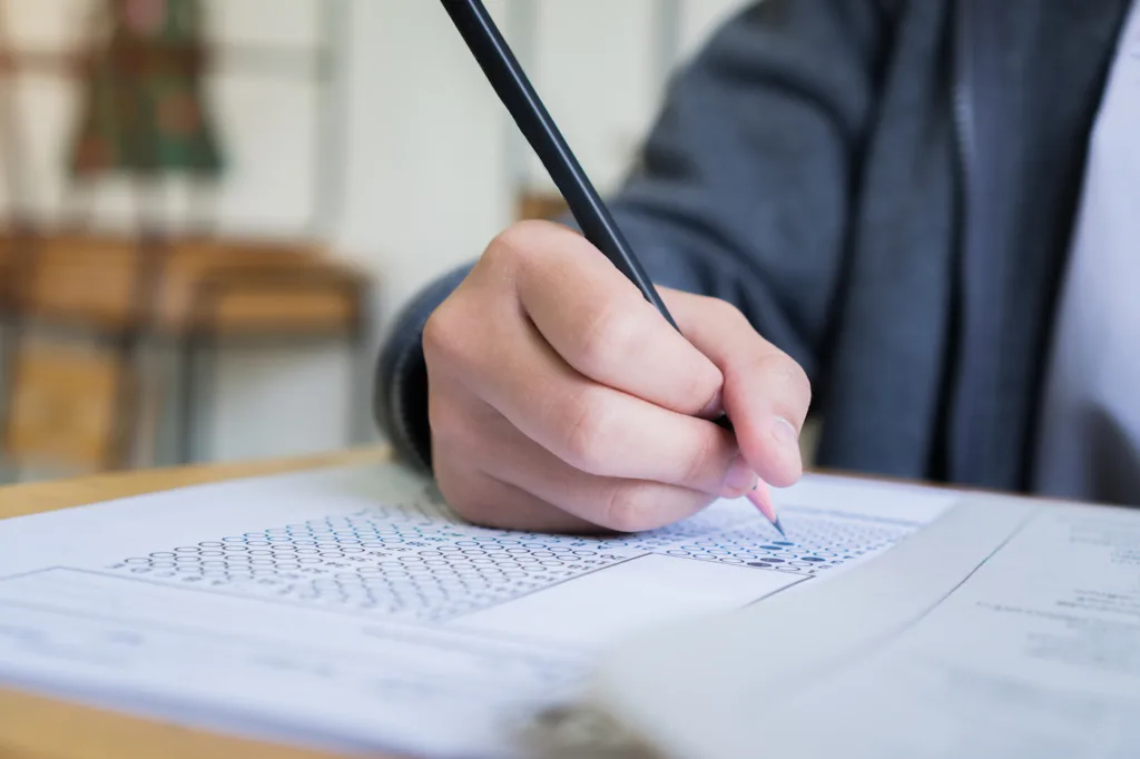 HandStudentUsePencilWritingOnPaperOpticalFormOf