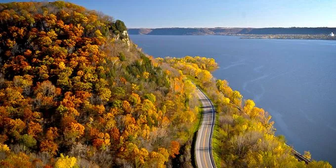 11 Places To Stop During Your Trip Along The Gorgeous Great River Road