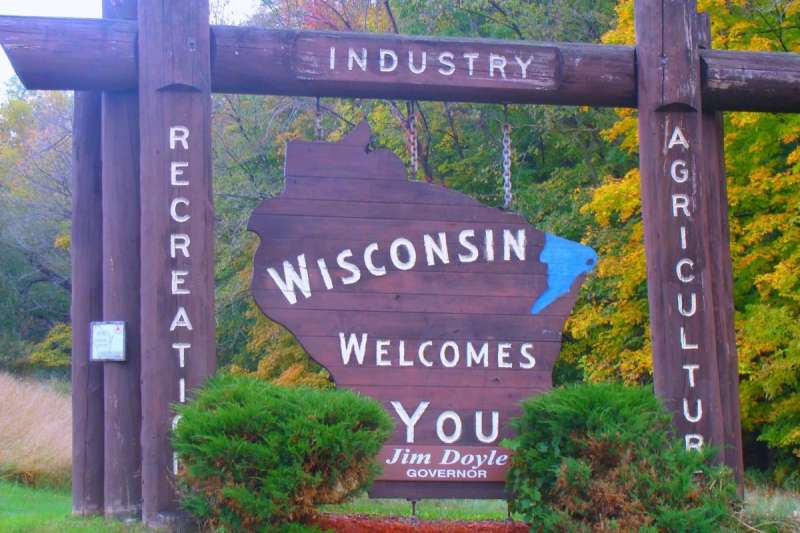 Wisconsin Welcomes You wooden sign.
