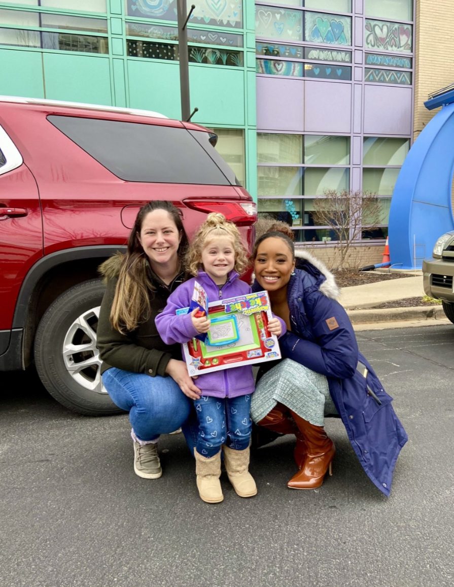 Wisconsin mom brings holiday cheer to children in cancer treatment