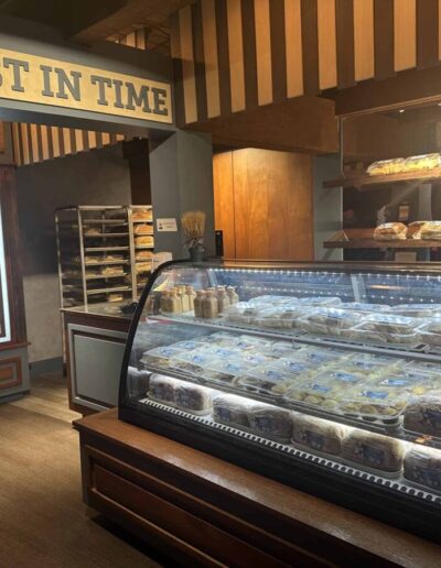 Dinner theater is perfect for musical and theater lovers.