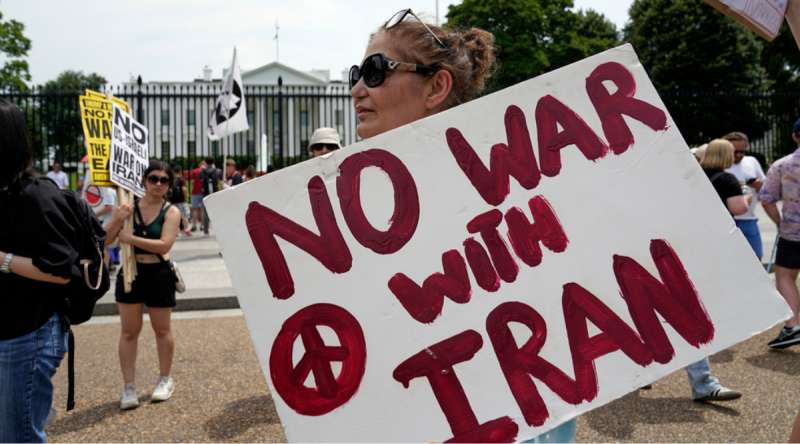 Demonstrators rally outside the White House against war in Iran. Sign reading "No war with Iran" (AP Photo/Jose Luis Magana)