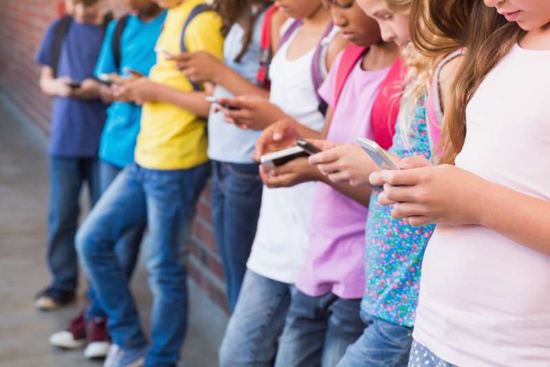 meta kids on phones